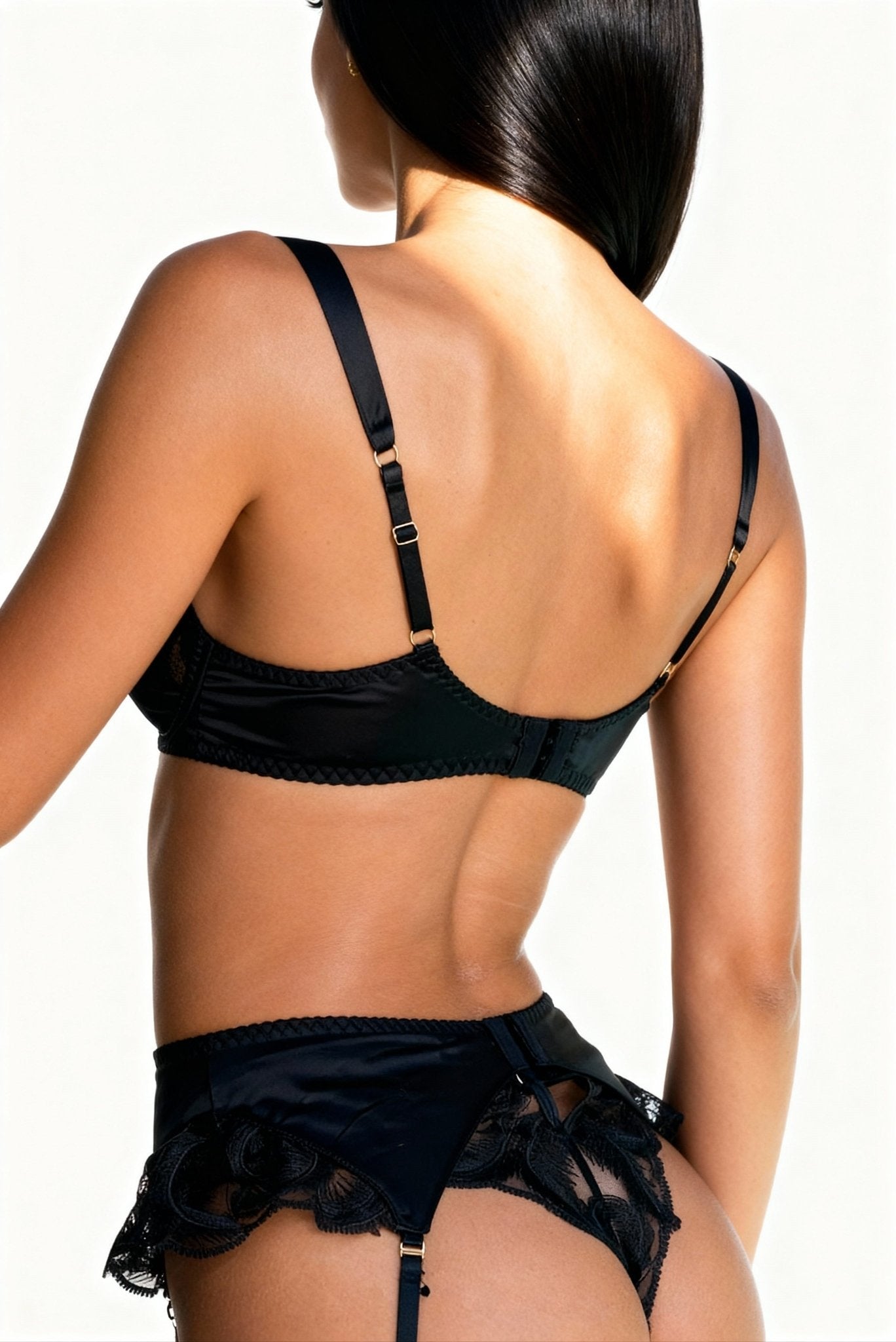 Ensemble lingerie pour femme quatre pièces avec tours de cuisse - MYSTIQUE Noir - NAKED Underwear FR